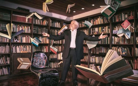 Es autor de muchas telenovelas exitosas.