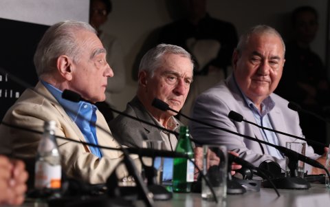 El director Martin Scorsese, el actor Robert De Niro y el jefe principal dee la nación Osage Standing Bear.