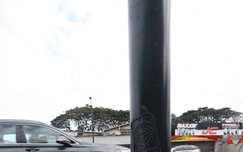 Caso. En este estado se encuentra el poste metálico.