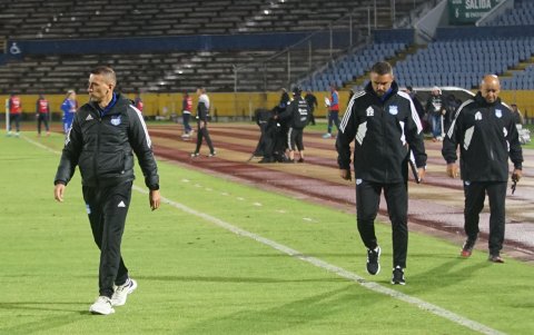 Los asistentes Omar Andrade (i) y Luciano Precone (c) vieron la roja.