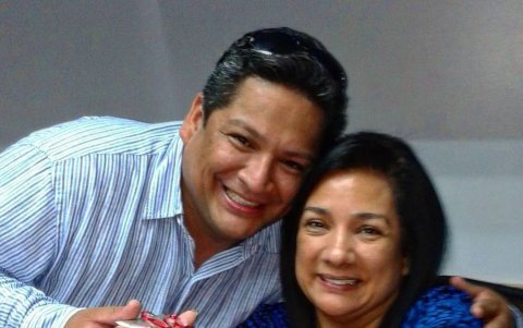 La periodista con Carlos Julio Gurumendi.