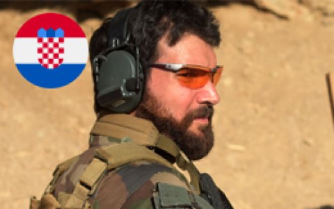 Esta es la foto en la que se muestra al empresario ecuatoriano, como un instructor especializado en seguridad, aunque se muestra una bandera de Croacia en la esquina superior izquierda.