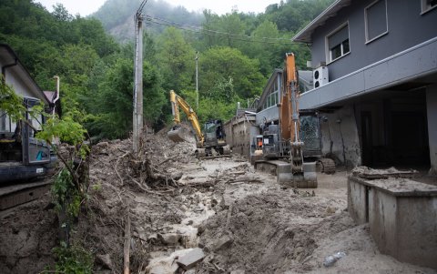 Obreros trabajan para retirar el barro del pueblo de Monterenzio, región de Emilia-Romagna, Italia, 20 de mayo de 2023