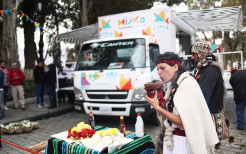 Amautas o sabios andinos realizan una ofrenda para la Pachamama para inaugurar la escuela móvil Miska.