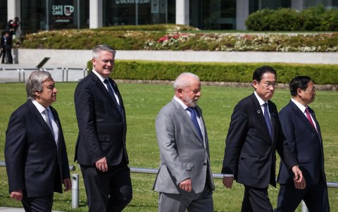 El presidente de Brasil (centro) junto a otros mandatarios a la salida de la Cumbre del G7 en Hiroshima.