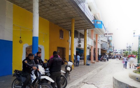 Monitoreo. En los alrededores de la institución, policías en grupos de tres custodian el entorno.