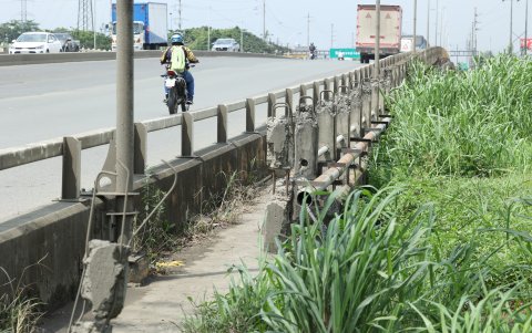 Caminera. Algunas partes de la zona peatonal del puente están en mal estado. Los pasamanos han desaparecido y solo quedaron las vigas, que pueden generar peligro.