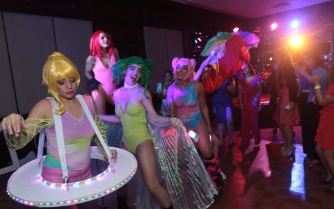 Las Elektrodolls fueron la sensación de la noche con su espectáculo lleno de luz y color.