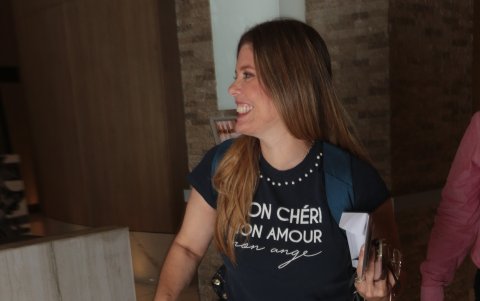 Lorna Cepeda llegando al hotel desde Quito.