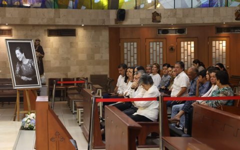 Una imagen de la periodista fue colocada junto al altar.