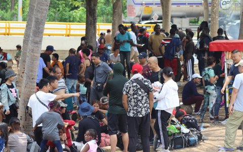 Migrantes de diversas nacionalidades descansan en un campamento temporal hoy, en la ciudad de Tapachula, Chiapas (México).