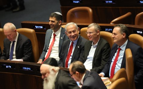 El primer ministro israelí, Benjamin Netanyahu (tercero centro), durante el debate y votación del presupuesto en la Knesset, parlamento israelí en Jerusalén, el 23 de mayo de 2023.