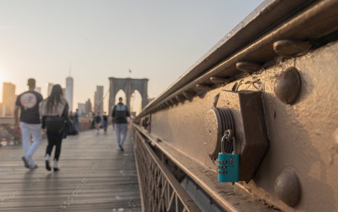 Aparece un candado en la estructura del puente. En 2015, más de 11.000 fueron removidos. Se multa con 100 dólares a quienes se descubra colocando uno.