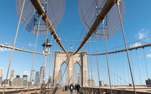 Detalles. El icónico puente de Brooklyn  con sus líneas de acero. En total, más de 23.000 kilómetros de cable de suspensión sujetan el puente.
