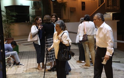 Mamá y hermano de Tania al llegar a la misa.