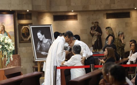 Monseñor Luis Gerardo Cabrera con familiares de la periodista.