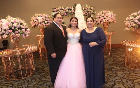 Doménica junto a sus padres, Andrés Rendón y Diana Ramos de Rendón.