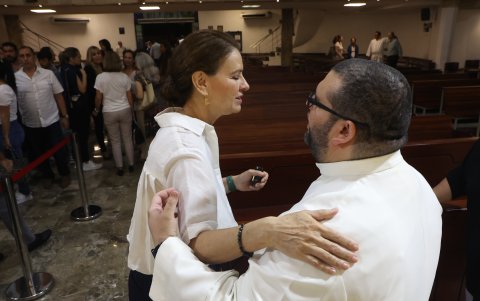 Teresa Arboleda con el padre Carlos Mena.