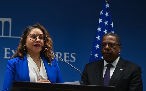 La representante Especial del Departamento de Estado de EE. UU. para la Justicia Racial y la Igualdad, Desirée Cormier Smith, habla junto al Subsecretario de Estado de EE. UU.Brian Nichols