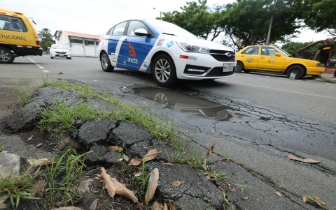 Las vías agrietadas de la ciudadela La FAE se han convertido en improvisadas escuelas de conducción..