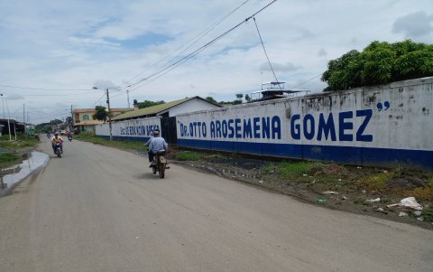 En algunas escuelas como la de la parroquia Junquillal, de Salitre, las aguas han bajado y esto ha permitido las clases presenciales.