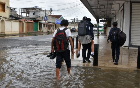La capital de la provincia, Machala, registró una precipitación de siete horas que anegó a la ciudad y obligó a varios planteles a suspender las clases.