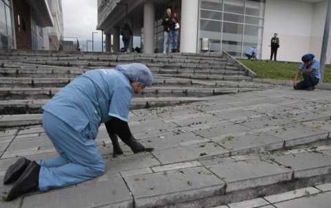El personal de limpieza también alista los ingresos a la Plataforma Social para el informe a la nación.