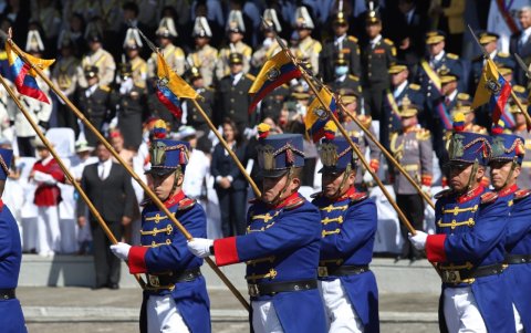 Homenaje. Los Granaderos de Tarqui durante la ceremonia por la Batalla de Pichincha.