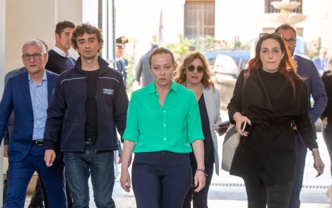 La primera Ministra italiana, Giorgia Meloni (C), llega a la Prefectura de Rávena para una reunión con los residentes después de que las inundaciones azotaran la región de Emilia-Romaña