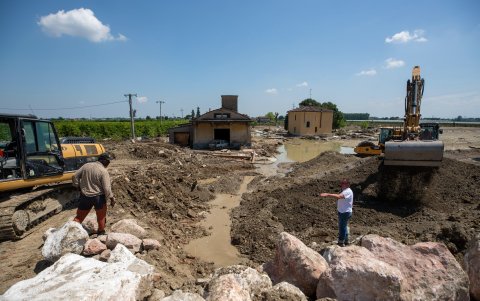 Una vista de los daños en Ca' di Lugo, un pequeño pueblo de Lugo (Ravenna), después de la inundación del río Santerno, en el norte de Italia, el 23 de mayo de 2023.