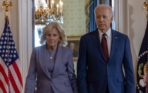 El presidente de los Estados Unidos, Joe Biden, acompañado por la primera dama, la Dra. Jill Biden.