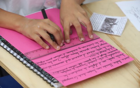 Muchos niños con rezago escolar están aprendiendo a leer y a escribir.
