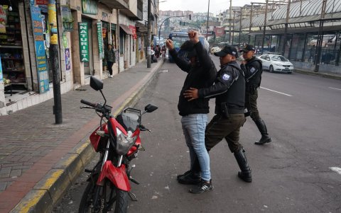 Registros. Policías registran a motociclistas en dicho sector.