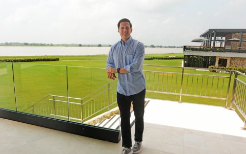 José Antonio Camposano se considera un hombre de vinos y camarones.