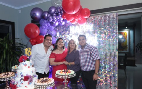 Daniela acompañada de Andrés Cueva, Alexandra Játiva de Cueva y Josué Cueva.