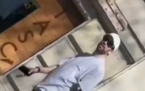 Clara Chia junto con Gerard Piqué en el Paseo de Gracia.