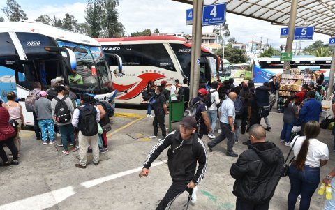 Pasajeros. Miles de usuarios se desplazan diariamente desde las terminales de pasajeros de Quito.