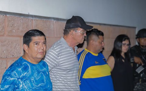 Fotografía cedida por la Fiscalía General de El Salvador que muestra al presidente del equipo Alianza FC, Pedro Hernández (i), tras su detención hoy, en San Salvador (El Salvador).
