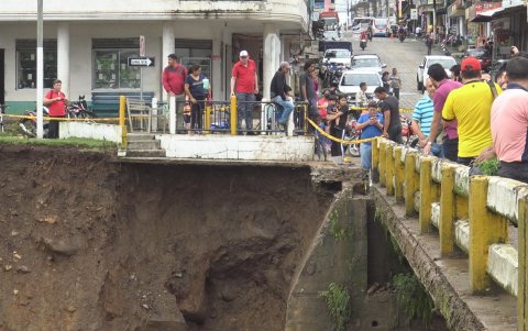 La fuerza de la creciente ha socavado una de las bases del Puente de Caluma Viejo.