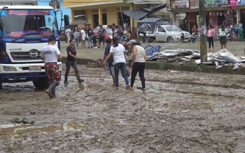 Agua y lodo cubren las calles de Caluma tras el descenso de las aguas que inundaron la ciudad.