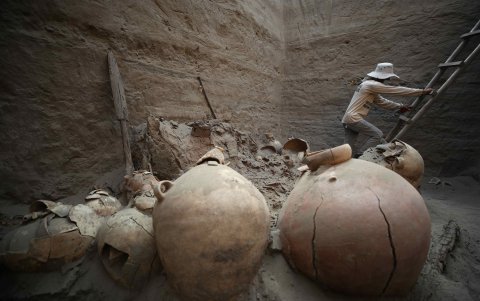 Un investigador en el sitio de excavación arqueológica considerado la tumba de un personaje de élite de la cultura Chancay.