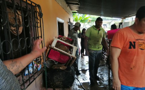 La creciente del río Umbe causó el deceso de una mujer que fue arrastrada por el agua en Quinsaloma.