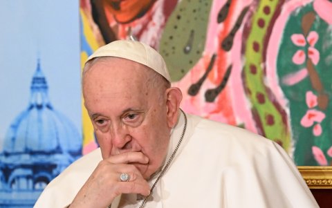 El Papa Francisco observa durante una reunión con estudiantes de escuelas católicas internacionales en el Instituto Patrístico Augustinianum en Roma, Italia, el 25 de mayo de 2023.