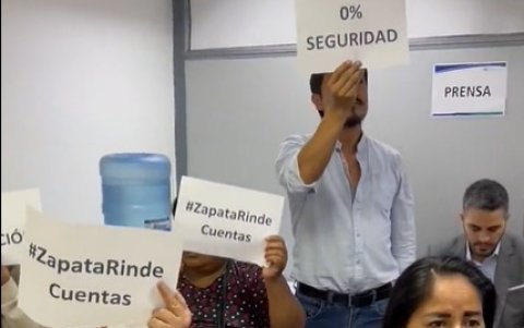 Los asistentes a la sesión tenían carteles alusivos a la falta de ejecución presupuestaria.