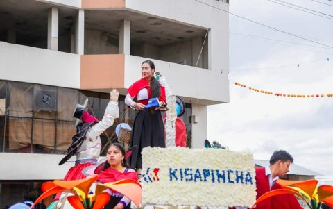 Una de las ñustas (reinas del sol) mostrando sus raíces ancestrales durante el desfile.