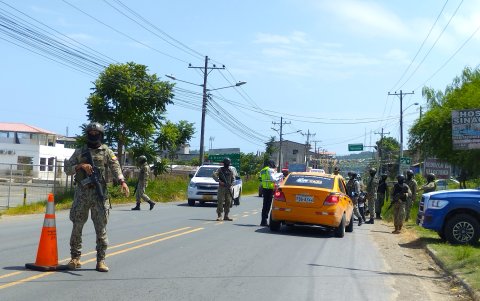 La presencia de militares en las vías de Santa Elena se ha intensificado previo al feriado.