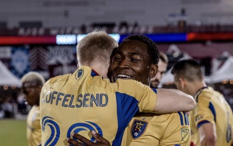 Julio (d) se abraza con Löffelsend, tras el 0-1 que liquidó el cotejo del Real Salt Lake ante Colorado Rapids.