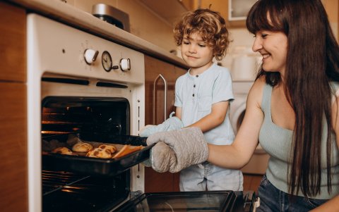 Haga que su hijo prepare unos ricos dulces en compañía de usted.