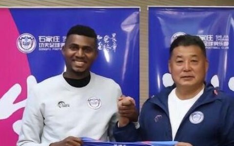 El ecuatoriano con uno de los dirigentes a su llegada el 12 de marzo.