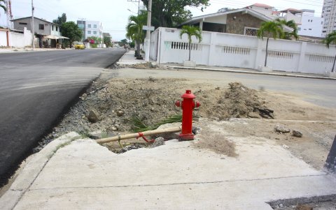 En la avenida aun falta complementar algunas partes del bacheo.